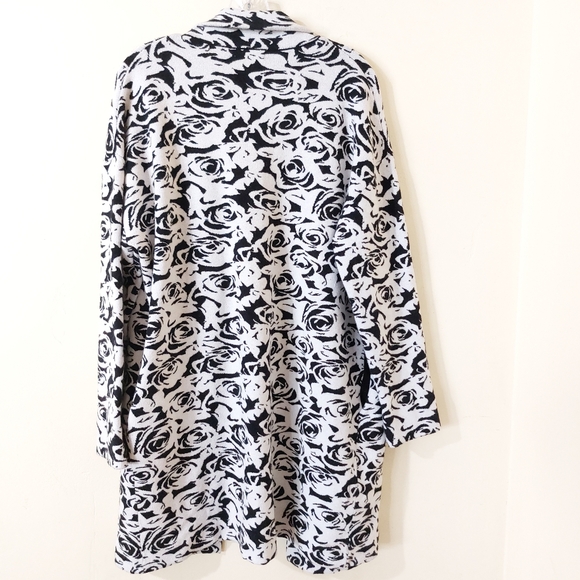 Tahari Black & White Rose Design Thick Viscose Knit Open Front Longline Sweater - Picture 6 of 11